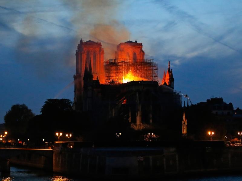Feuerwehrleute versuchen das Feuer in der Kathedrale Notre-Dame zu löschen.