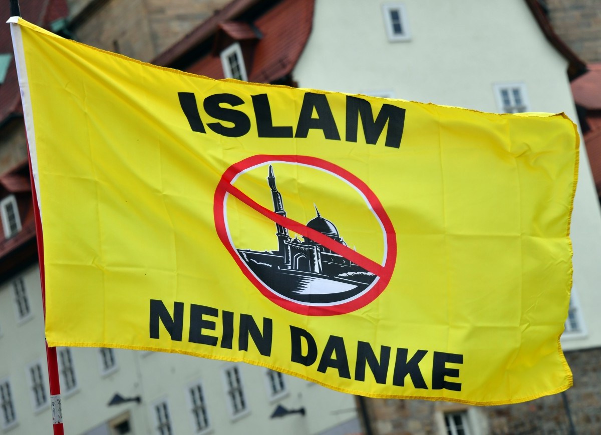 Anti-Islam-Flagge auf einer AfD-Kundgebung in Erfurt (Archivfoto)