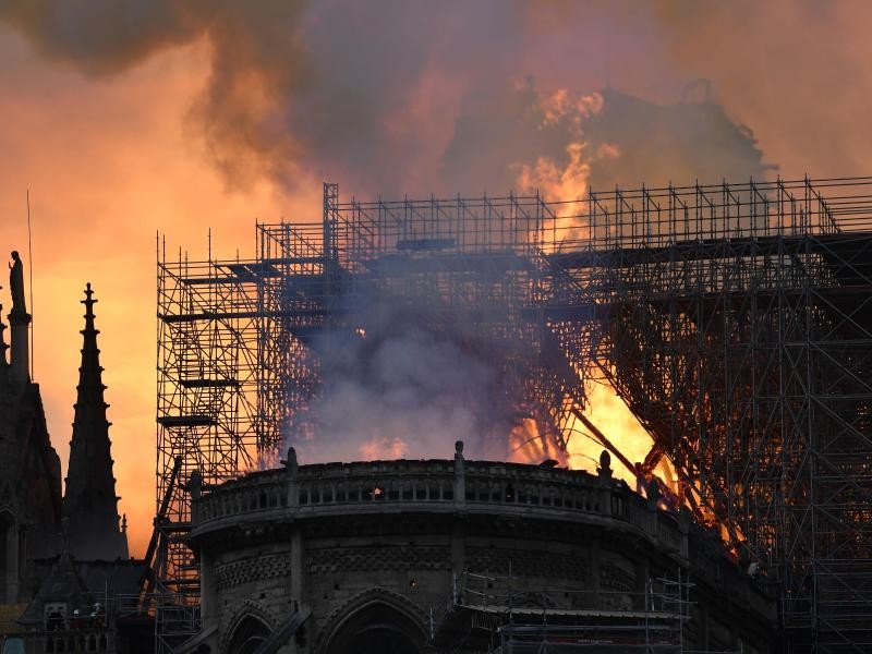Flammen und Rauch steigen aus der Kathedrale Notre-Dame auf.