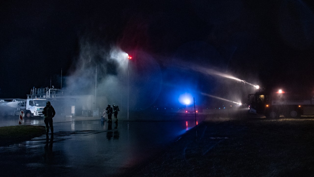 Flughafen Erfurt: Ab 17 Uhr waren die Einsatzkräfte auf dem Gelände Zugange. 