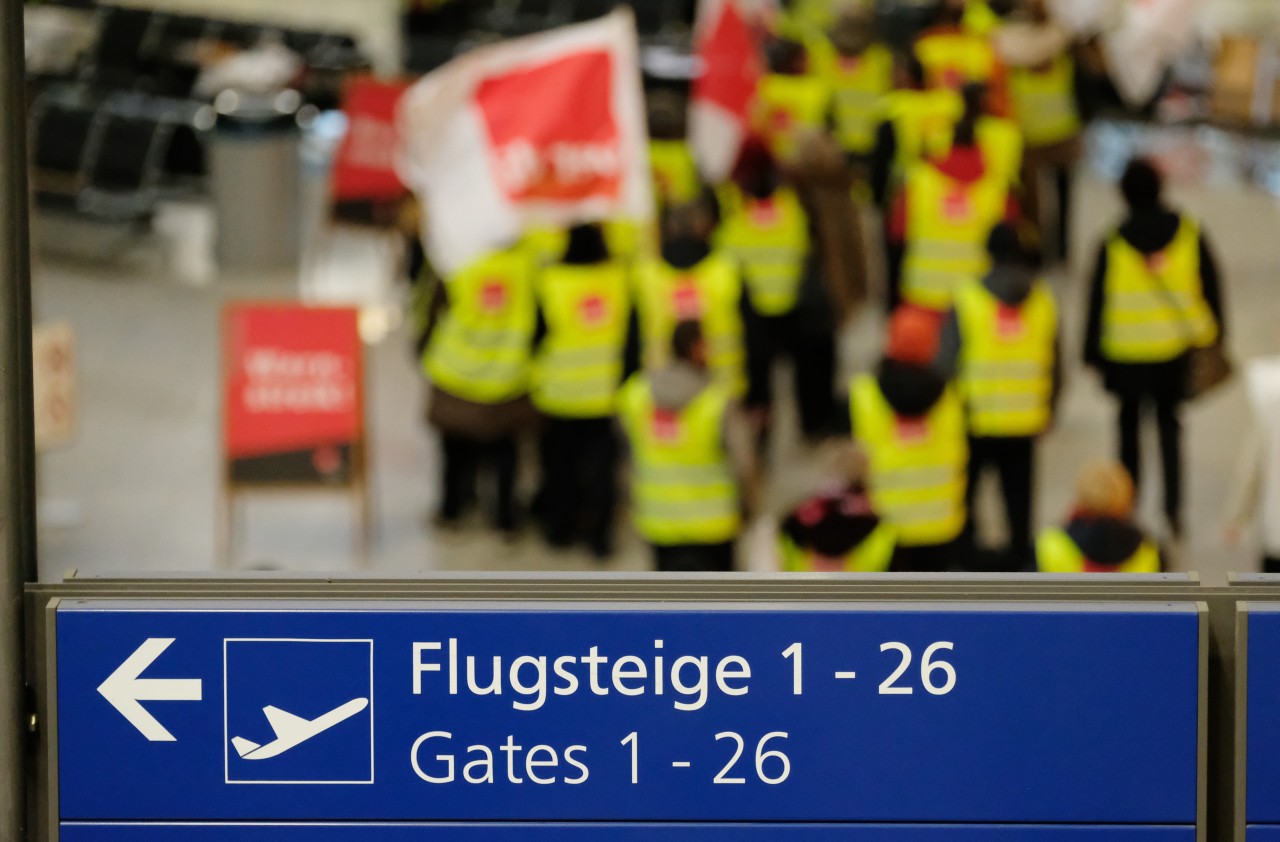 Am Dienstag wird am Flughafen Leipzig den ganzen Tag gestreikt. (Symbolbild)