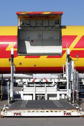 Am Flughafen Leipzig ist der DHL-Flieger mit offener Lucke wieder gelandet. (Archivbild)