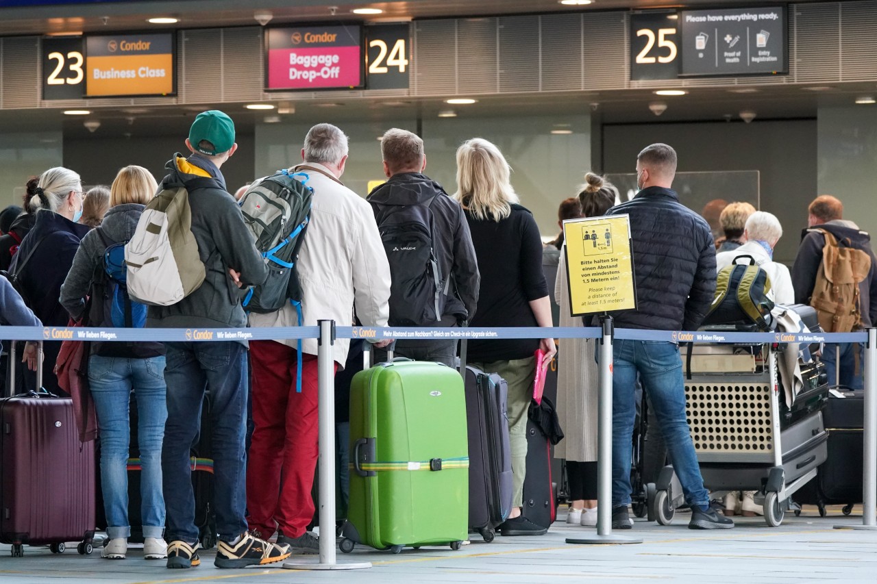 Am Dienstag müssen sich Reisende am Flughafen Leipzig auf Warteschlangen einstellen. (Archivbild)
