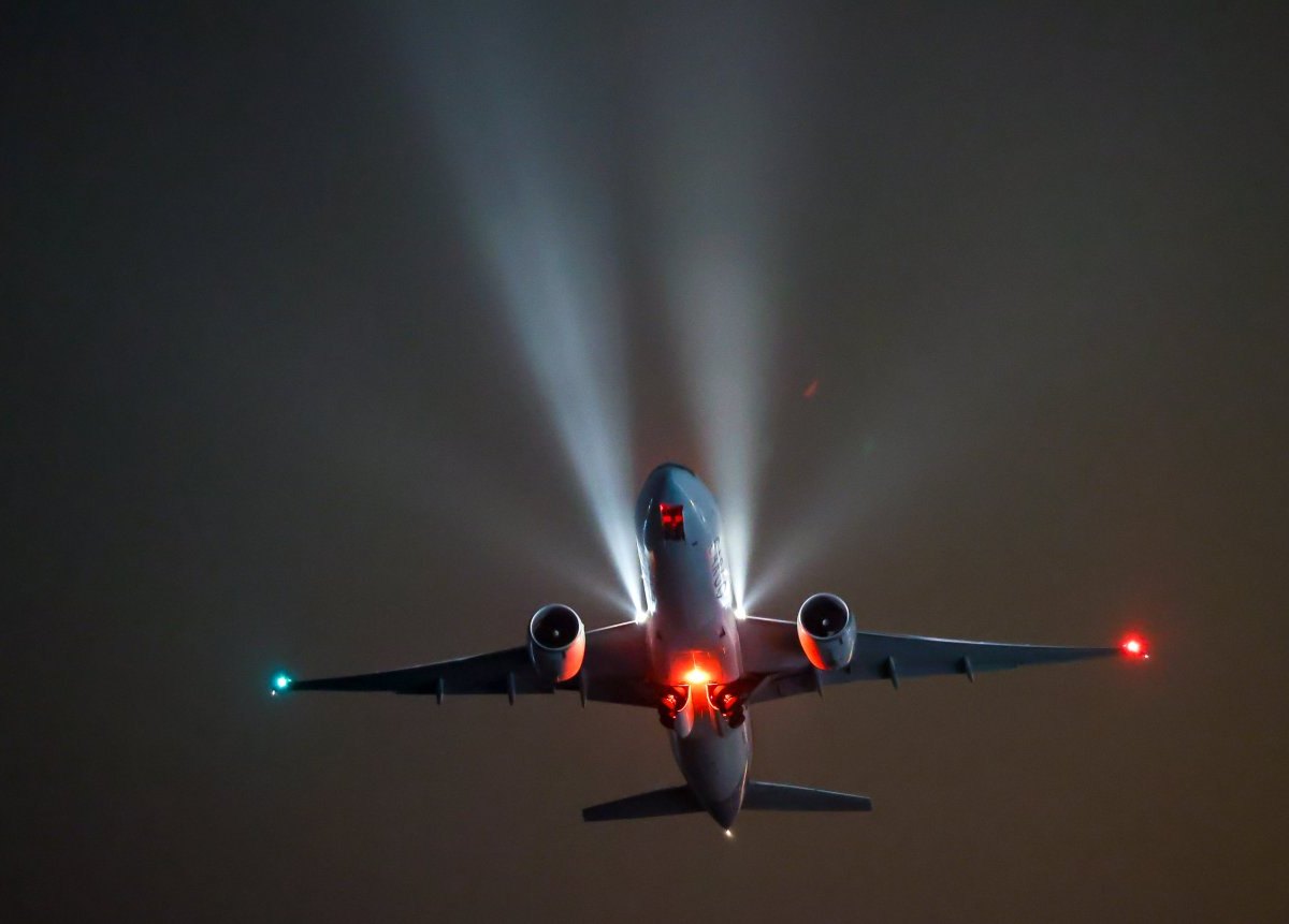 Flugzeug nachts Flughafen Leipzig