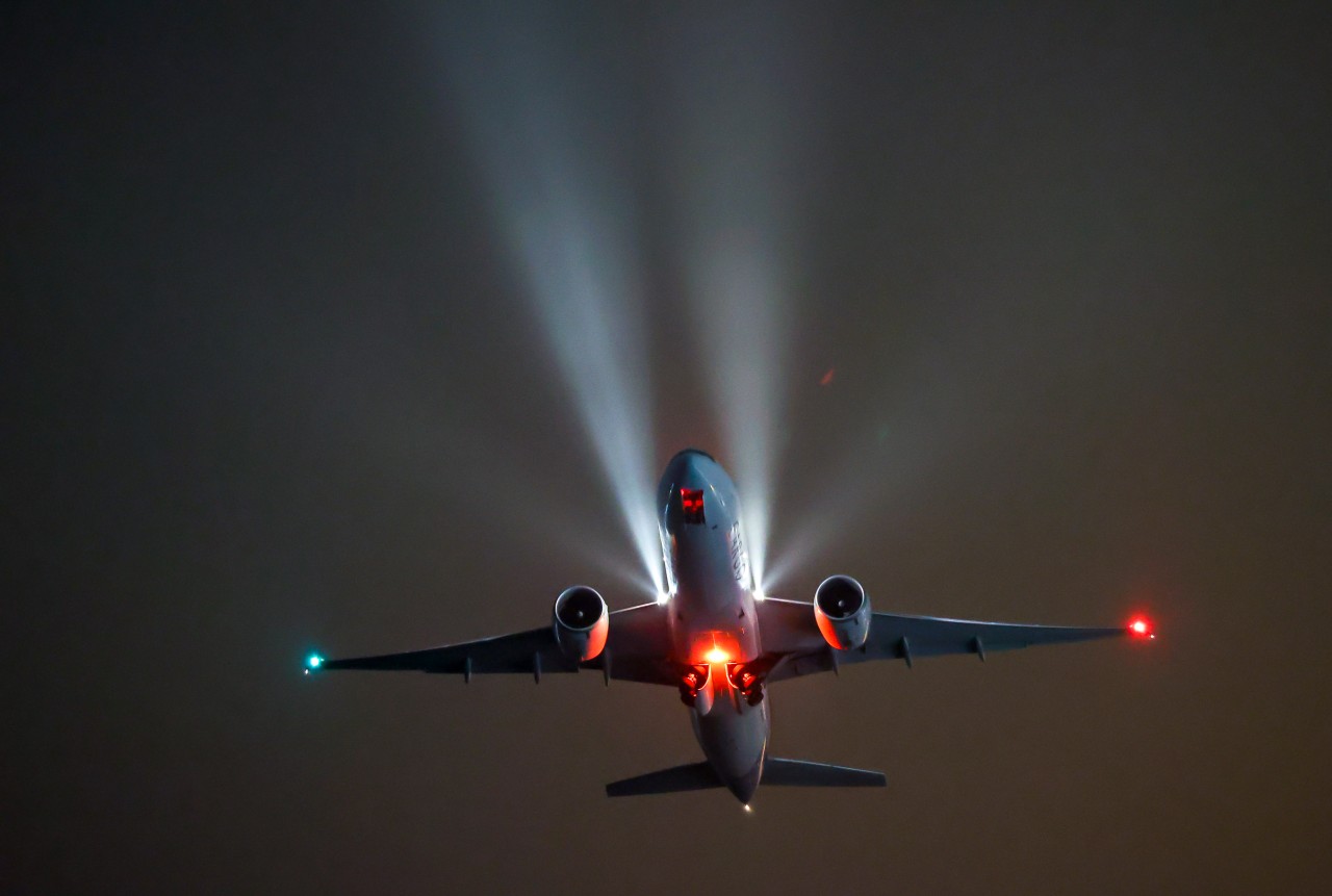 Helle Lichter sorgten für Verwirrung am Flughafen Leipzig. Zwei Piloten wurden massiv geblendet. (Archivbild)