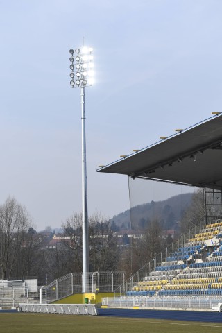 Die neue Flutlichtanlage im Ernst-Abbe-Sportfeld, der Heimspielstätte des FC Carl Zeiss Jena, steht.