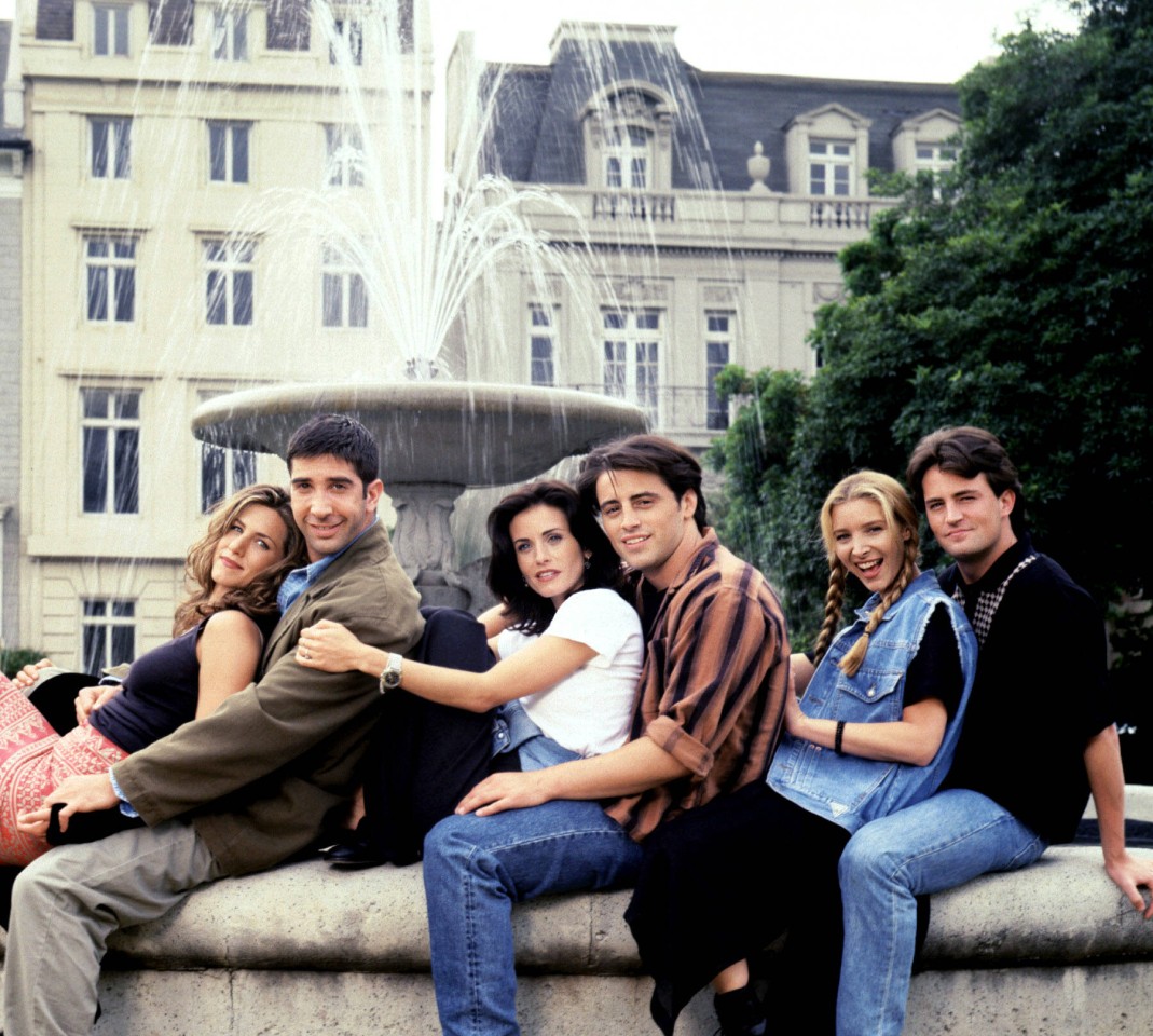 Friends war die Kult-Serie der 90er! Einem der Freunde von ihnen soll der "In aller Freundschaft"- Star Luan Gummich verdammt ähnlich seiin.