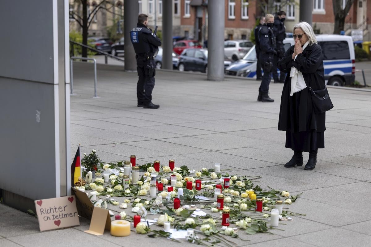  Weiße Rosen sind vor Gerichten in mehreren Thüringer Städten als Reaktion auf das umstrittene Maskenurteil eines Weimarer Amtsrichters niedergelegt worden.