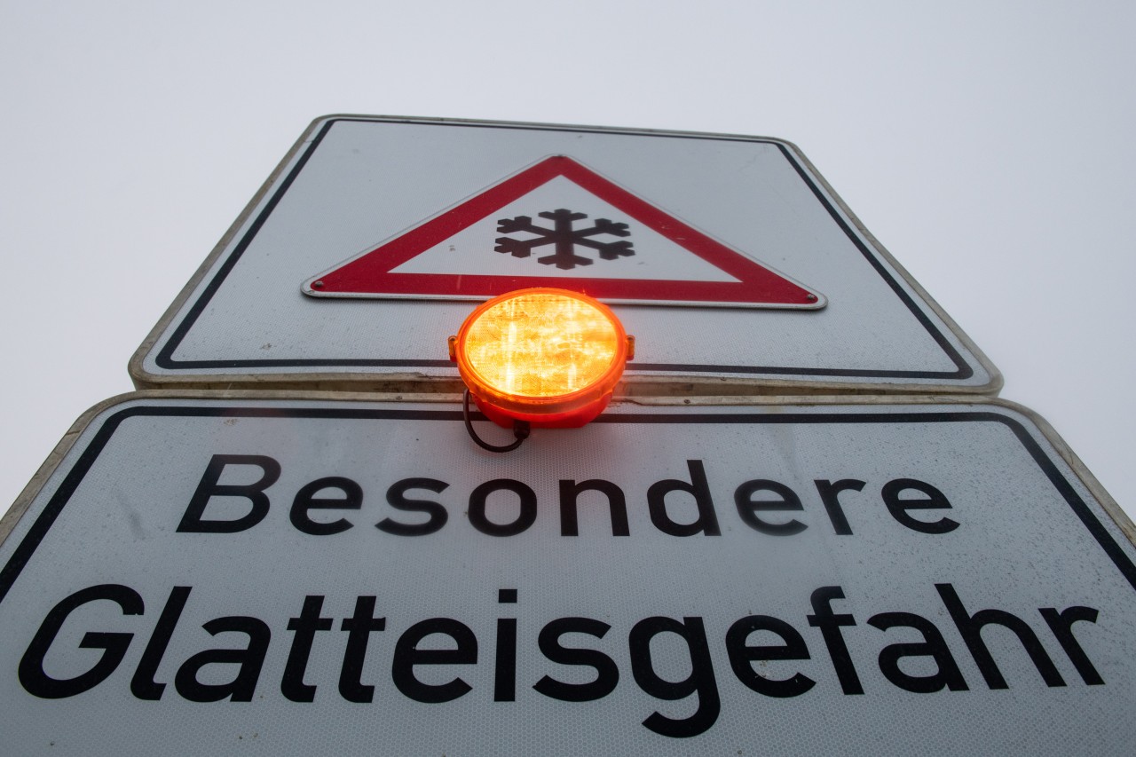 Vorsicht vor Glatteis! In Sondershausen kam es am Montag deswegen zu einem Unfall. (Symbolbild)