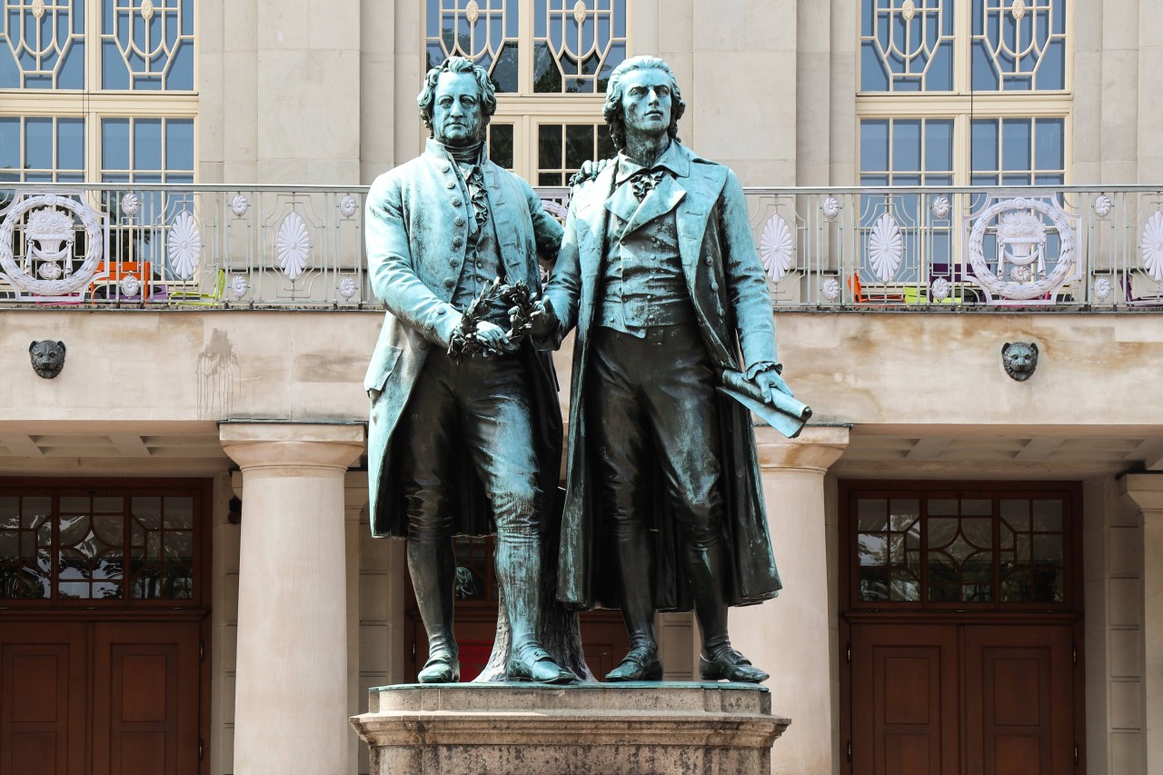 Das Denkmal von Goethe und Schiller in Weimar.