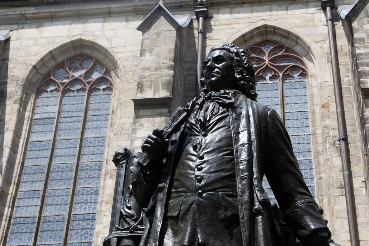 In Leipzig, wo er starb, vor der Thomaskirche steht ein Denkmal von Bach.