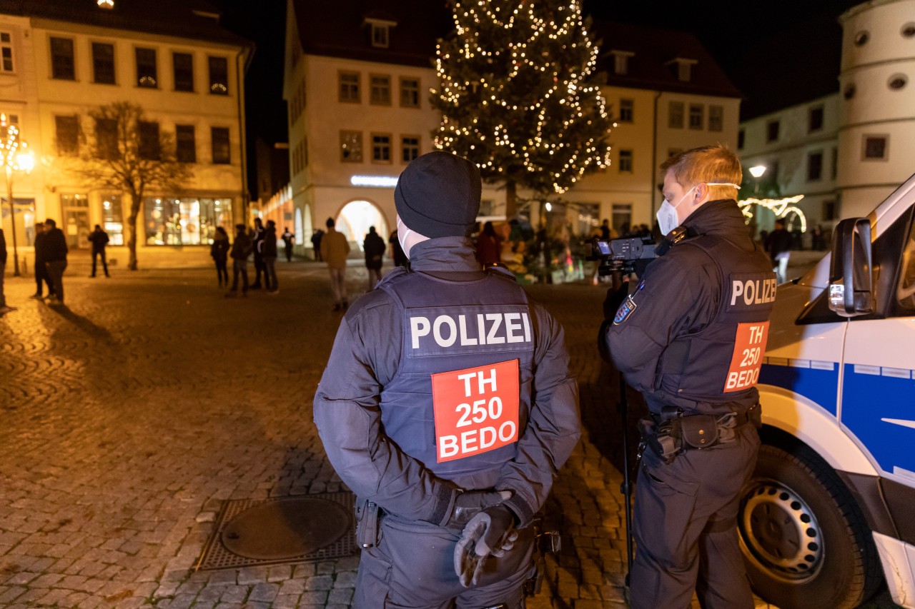 Thüringen: In Hildburghausen hat die Polizei am Abend Corona-Skeptiker nach Hause geschickt. 