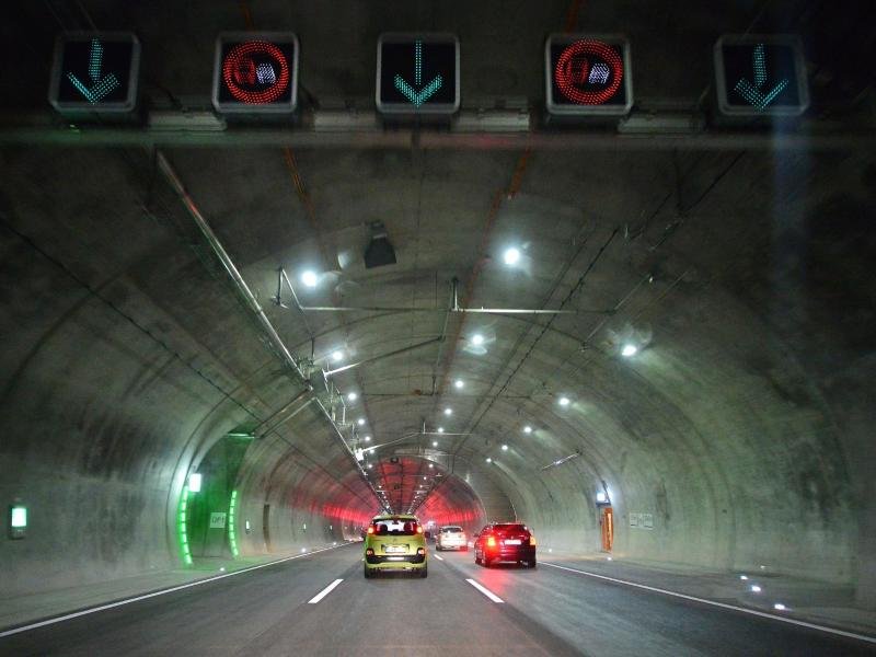 Höllenschlund oder Betonröhre? Viele Autofahrer haben gemischte Gefühle, wenn sie durch Tunnel fahren müssen.