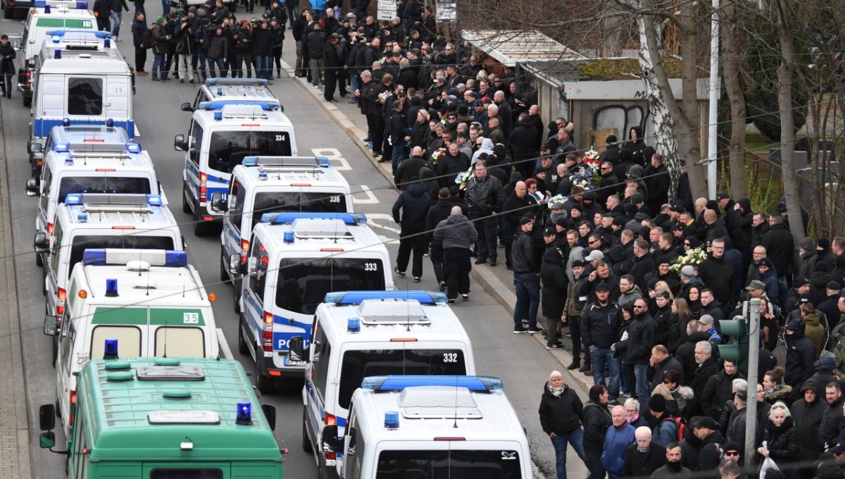 Hooligan Chemnitz Polizei Beerdigung (1).jpg