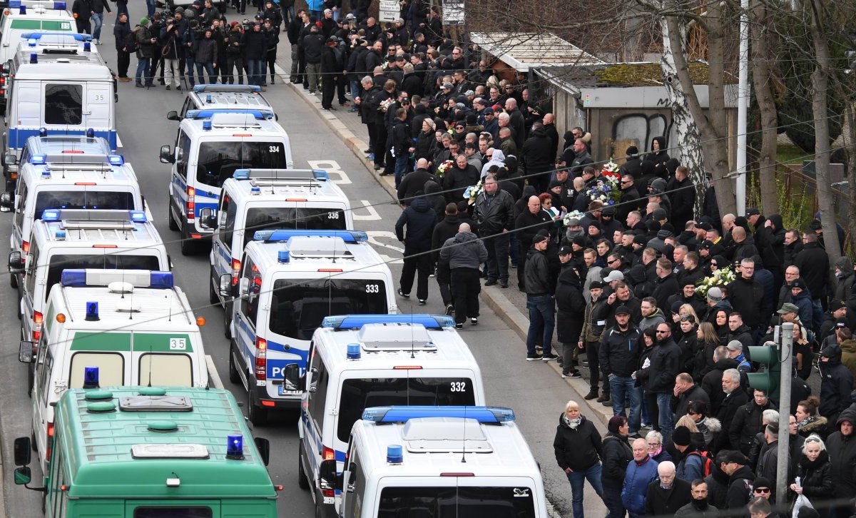 Hooligan Chemnitz Polizei Beerdigung (1).jpg