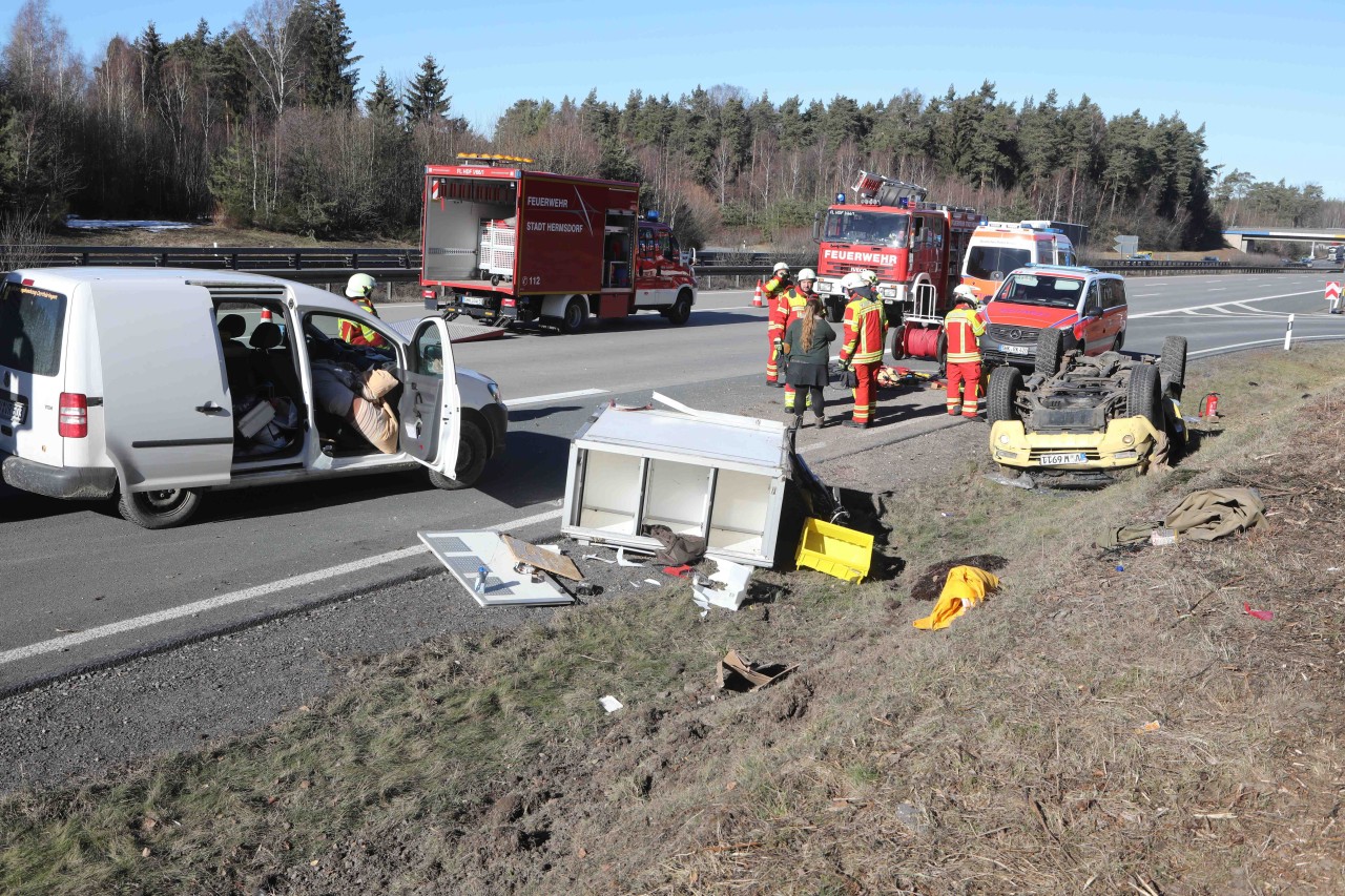 Die Fahrerin des Pick-Ups der Hundestaffel musste schwer verletzt aus dem Wrack geborgen werden. Ihre Hunde rannten weg, einer kam ums Leben.