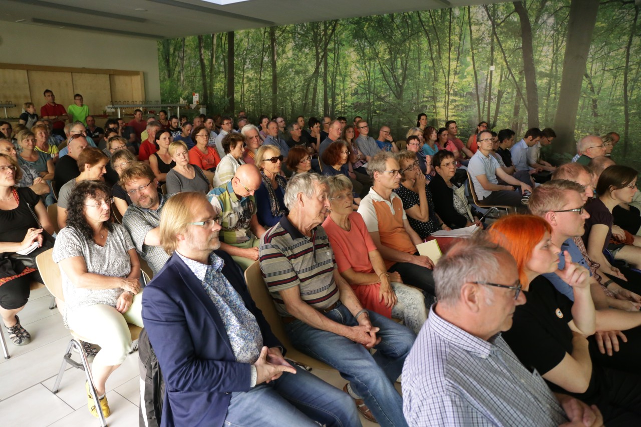 Mehr als 100 Menschen kamen zur Bürgerversammlung in die Grundschule Am Rautal.