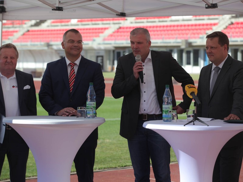 Gemeinsam mit Arena-Geschäftsführer Peter Zaiß (2.vl.) präsentieren sie den neuen, alten Namen: Steigerwaldstadion.
