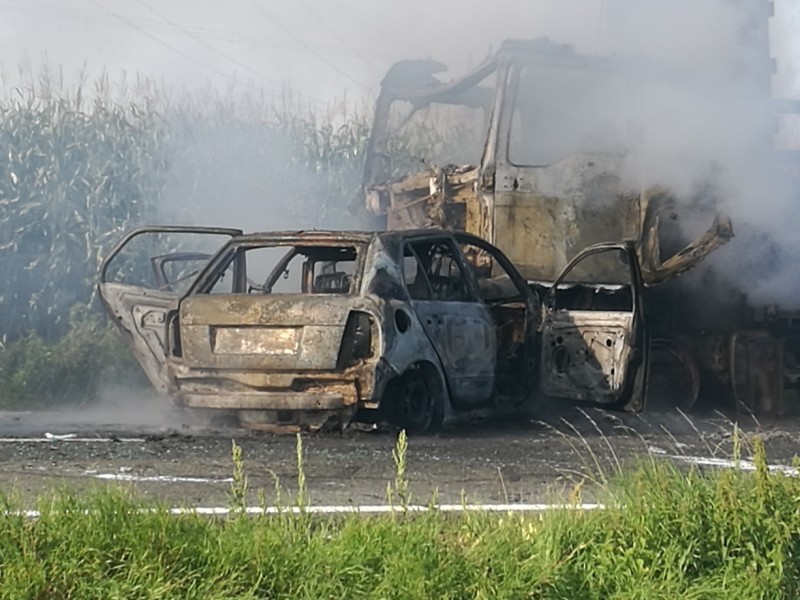 Bei einem schweren Unfall im Landkreis Sömmerda sind am Montagmorgen (21.08.17) zwei Menschen gestorben. Ein Lkw und ein Auto brannten nach einem Frontalzusammenstoß aus. (alle Fotos: Matthias Gränzdörfer)