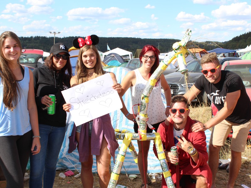 Auf dem SonneMondSterne-Festival ging auch am Samstag die Party weiter. Während manch einer zum Tagesbeginn den Tanzmarathon auf dem SMS 2018 fortsetzte, stürzten sich andere erst einmal ins kühle Nass der Bleilochtalsperre. Und wer Entspannung suchte, der war beim Gruppen-Yoga zur Teilnahme eingeladen.