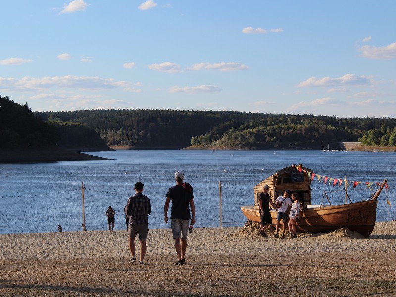 Auf dem SonneMondSterne-Festival ging auch am Samstag die Party weiter. Während manch einer zum Tagesbeginn den Tanzmarathon auf dem SMS 2018 fortsetzte, stürzten sich andere erst einmal ins kühle Nass der Bleilochtalsperre. Und wer Entspannung suchte, der war beim Gruppen-Yoga zur Teilnahme eingeladen.