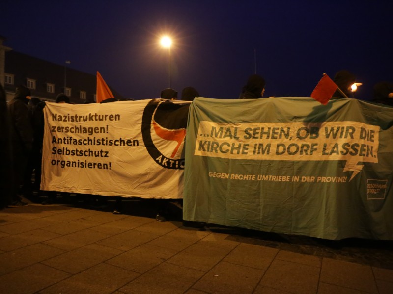 Auf ihren Plakaten machten die jungen Menschen deutlich, dass sie konsequent gegen Neonazis vorgehen wollen.