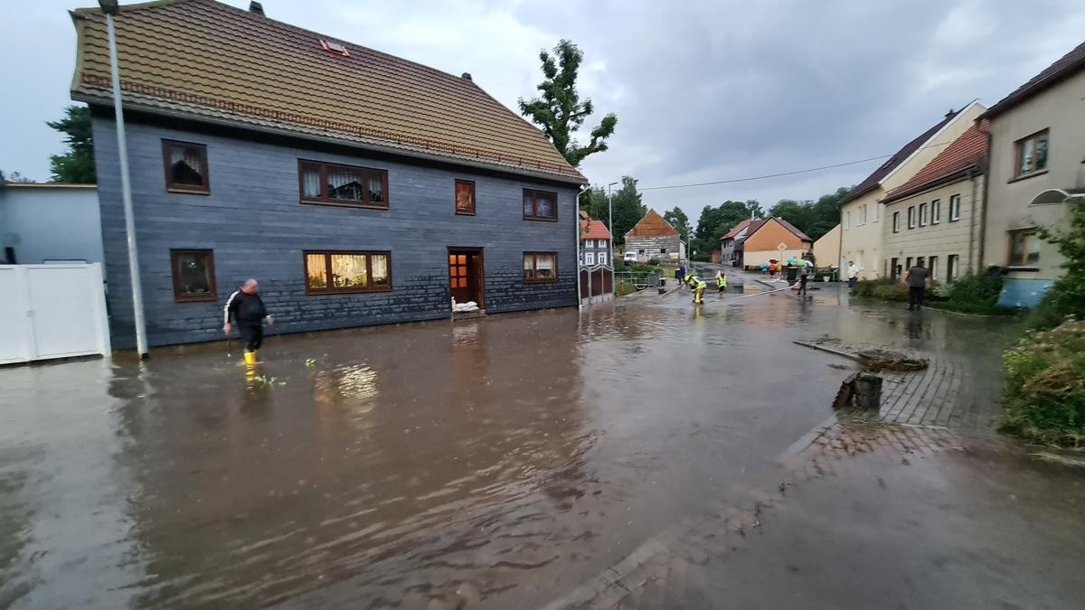 Die Feuerwehr ist in Wümbach (Ilm-Kreis) im Einsatz, nachdem die Ortsdurchfahrt nach Starkregen überschwemmt ist und gesperrt werden musste. 