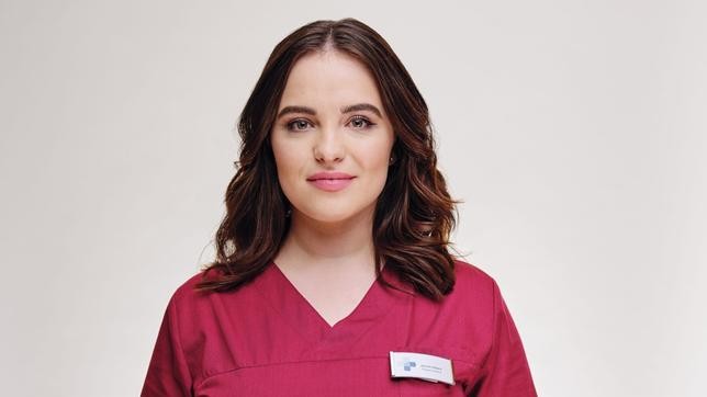 Jasmin Hartem (Leslie Vanessa Lill) ist zurzeit in der Volkmann-Klinik bei „In aller Freundschaft – Die Krankenschwestern“ zu sehen.