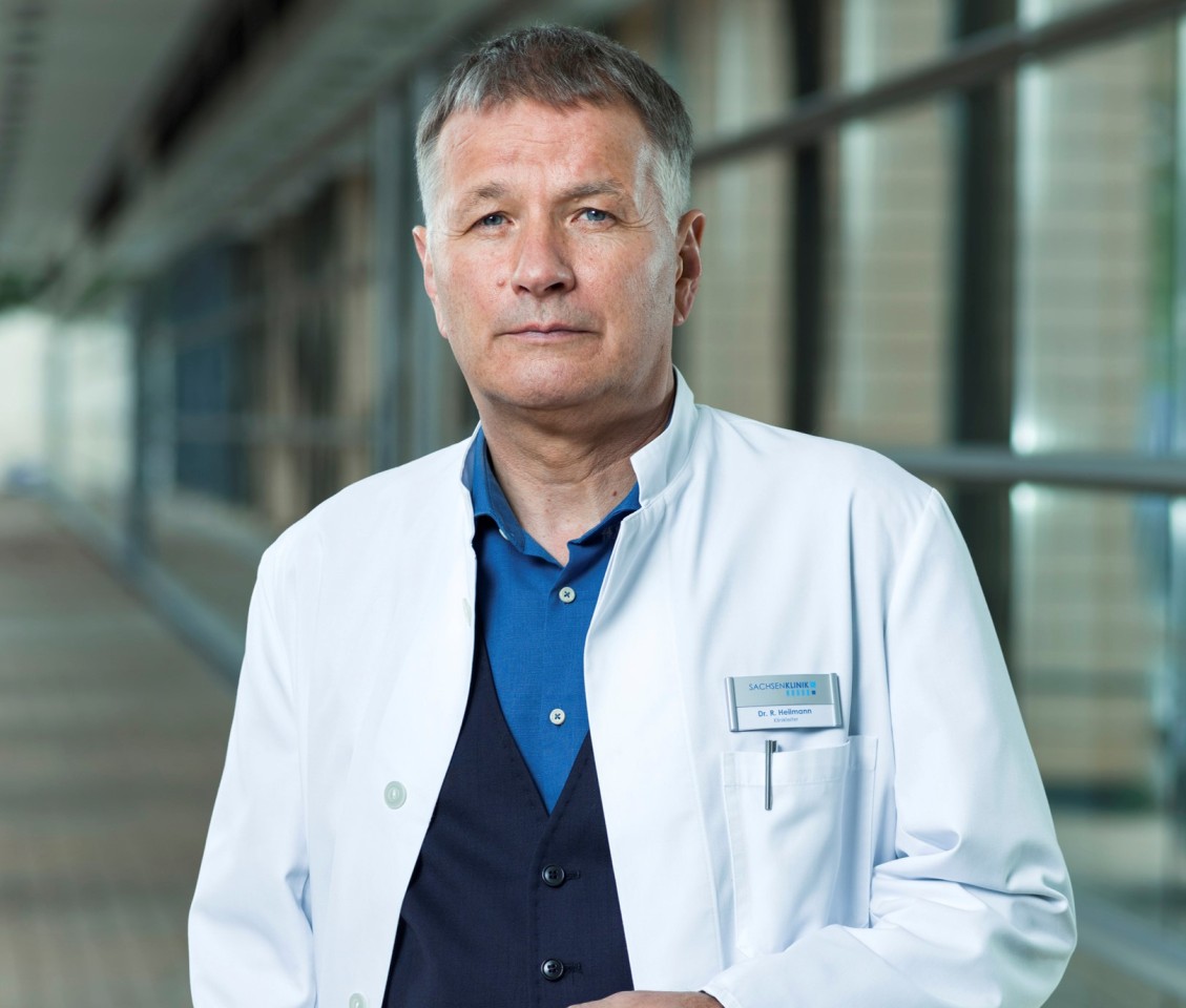 Dr. Roland Heilmann (Thomas Rühmann) ist seit der allerersten Folge von „In aller Freundschaft“ dabei. 