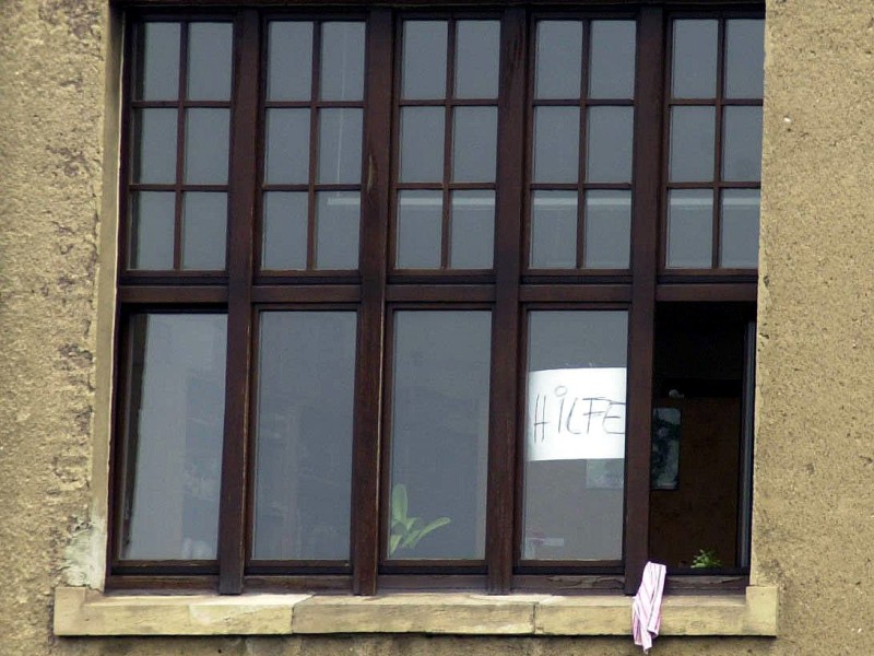 In einem Fenster des Erfurter Gutenberg-Gymnasiums ist am 26.04.2002 ein Zettel mit der Aufschrift «Hilfe» angebracht.