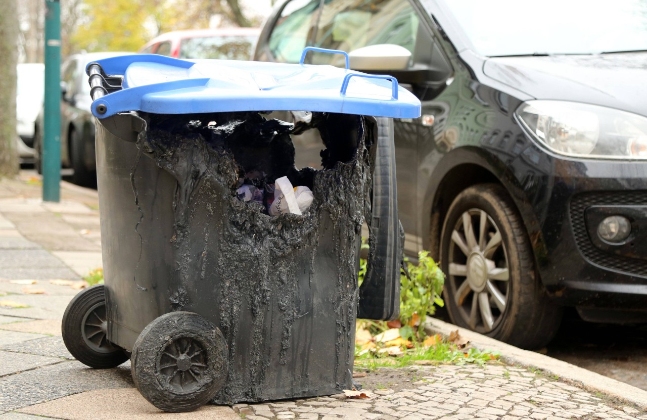 Der Mann in Jena zündete auch Mülltonnen an. (Symbolbild)
