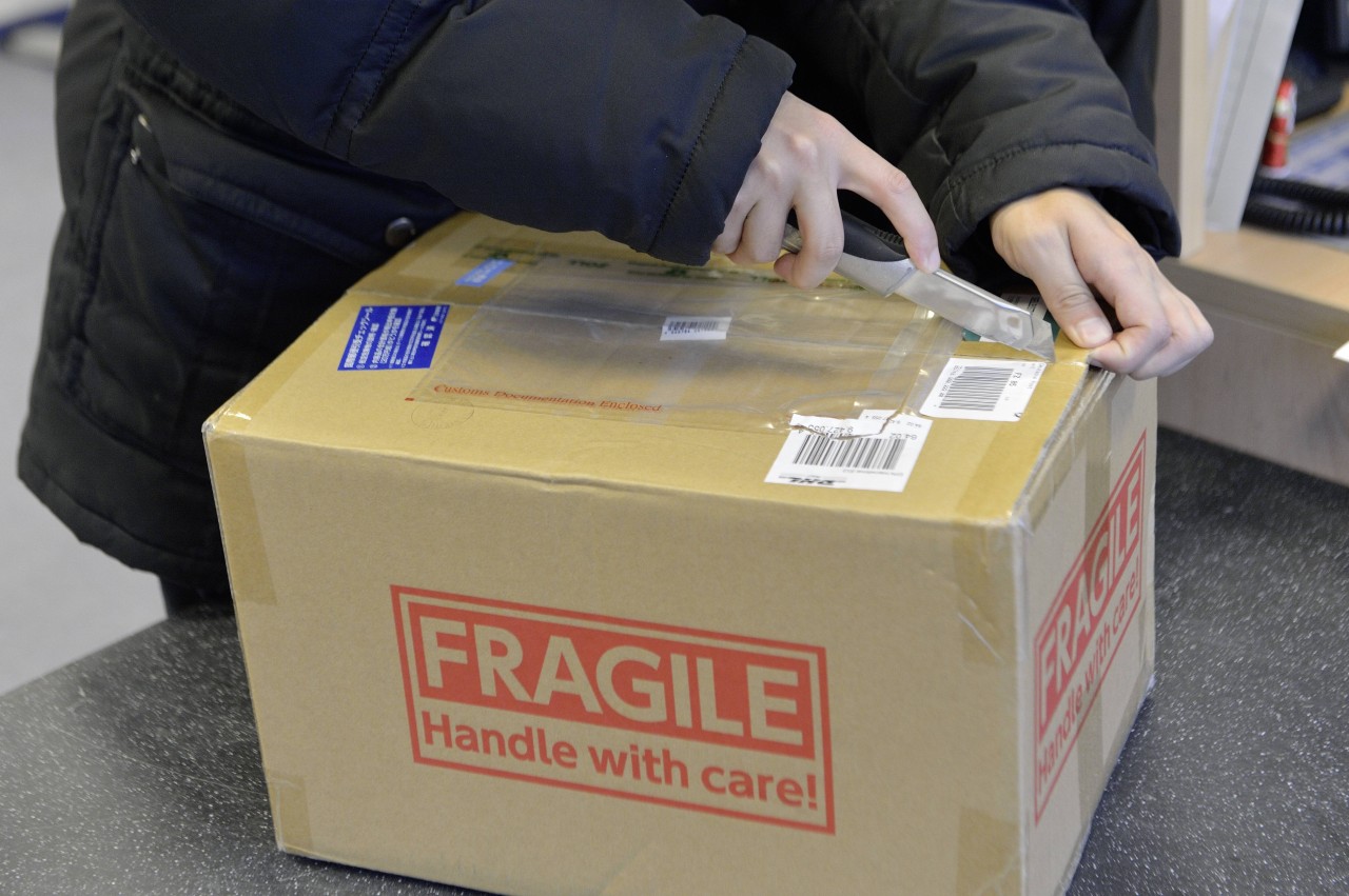 In Jena musste der Mann sein Paket vor den Zoll-Mitarbeitern öffnen. Das ist beim Zoll so üblich. (Symbolbild)