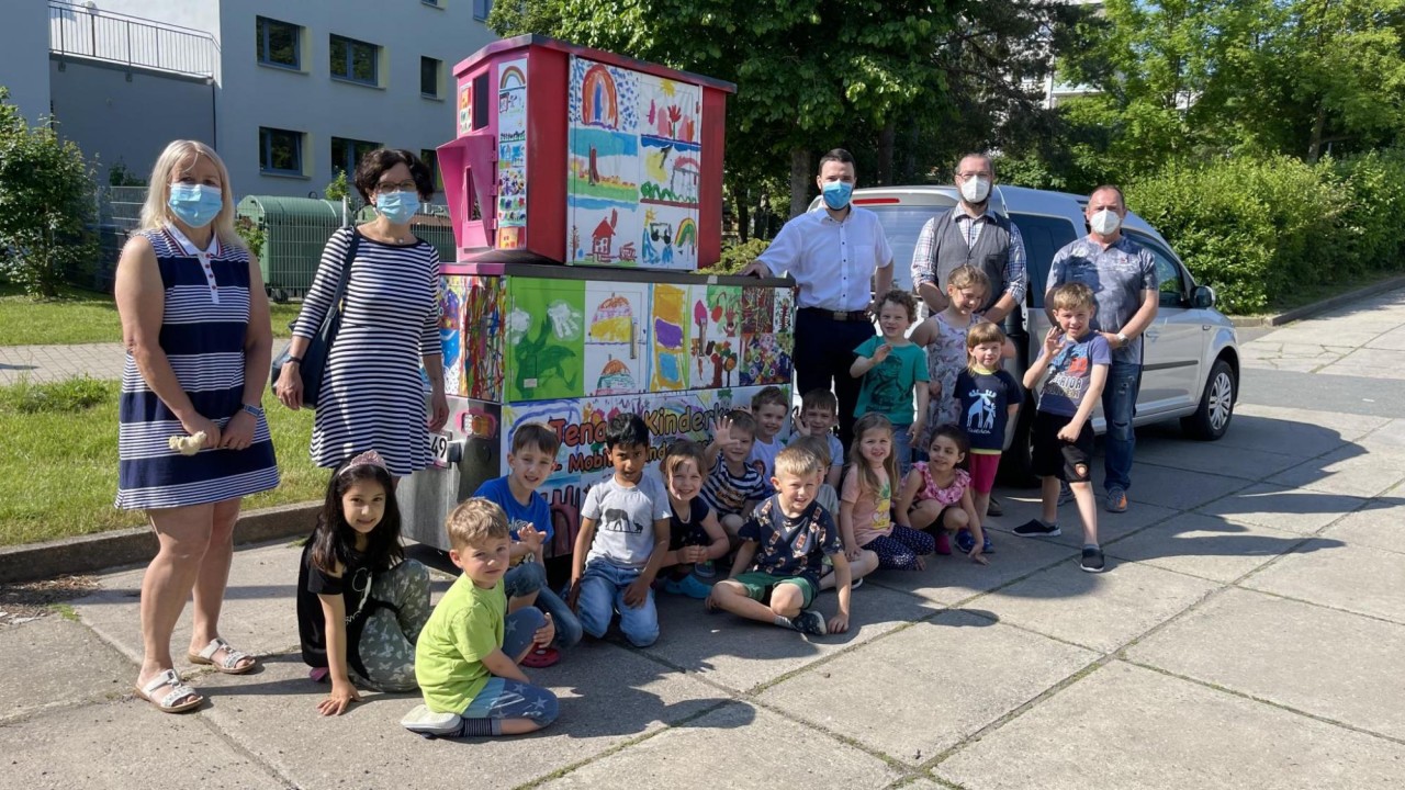 Die Kindergartenkinder mit ihrem Werk. 