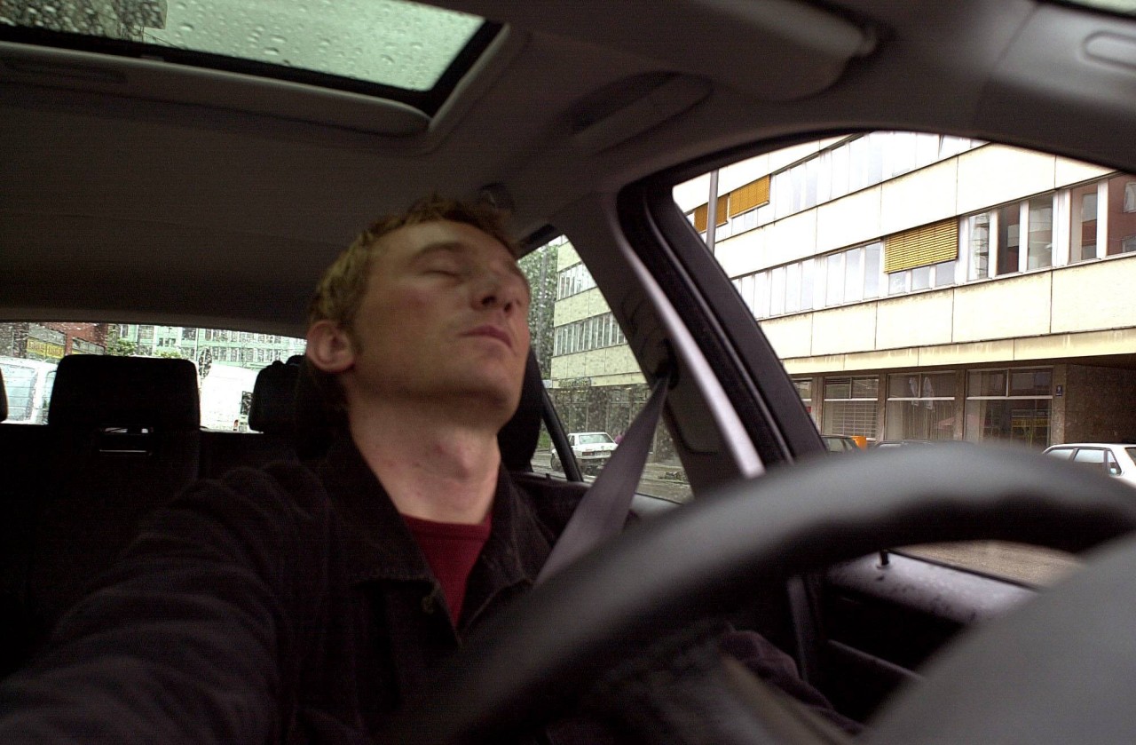 Die Beamten der Polizei aus Jena haben den Mann schließlich schlafend in seinem Auto vorgefunden. (Symbolbild)