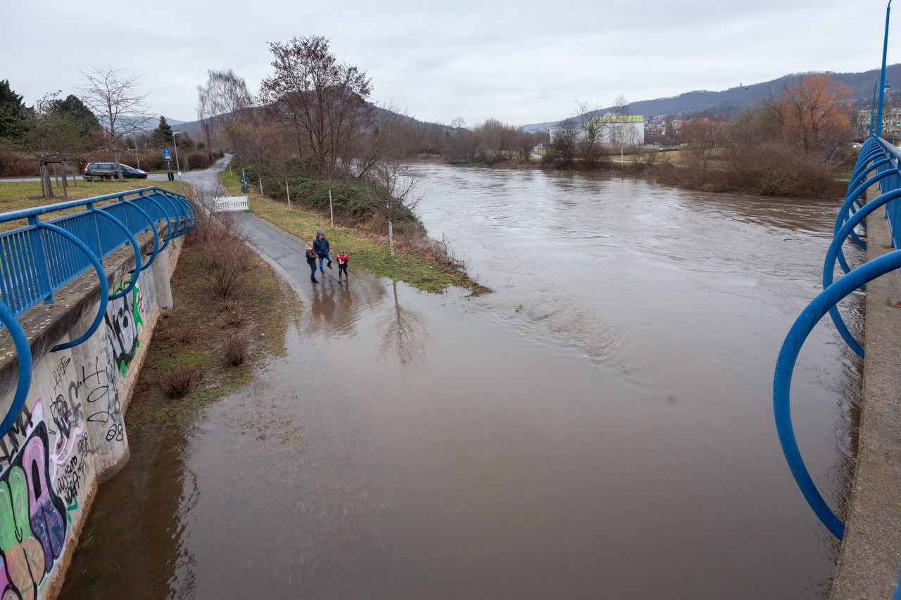 Das Tauwetter hat die Saale in Jena bereits über die Ufer treten lassen. Aktuell geht das Umweltministerium aber nicht davon aus, dass es durch die Schneeschmelze zu einem größeren Problem mit Hochwasser kommen könnte.