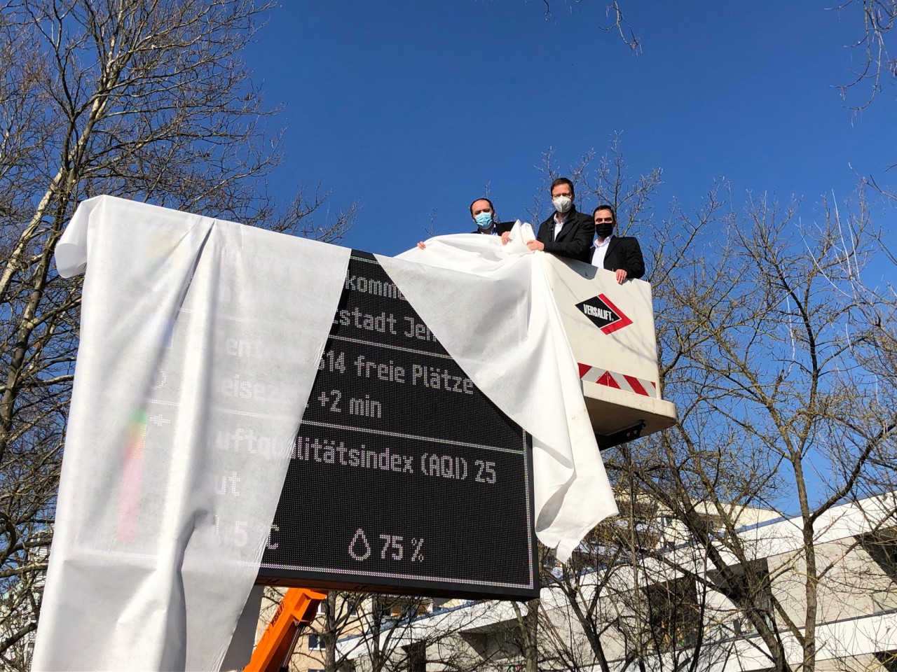 Von links nach rechts: Bürgermeister Christian Gerlitz, Oberbürgermeister Thomas Nitzsche und Wolfgang Hillesheim, Sachgebietsverantwortlicher Elektrotechnik bei KSJ mit dem neuen Schild.