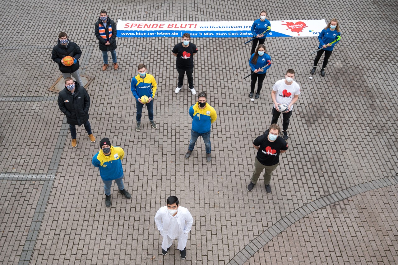 Teammitglieder von Science City Jena, dem Handballverein Jena 90 e.V., der Rugby-Abteilung des USV Jena und dem Sport- und Sozial Club Jena eröffnen die Aktion“ Vereint zur Blutspende“.