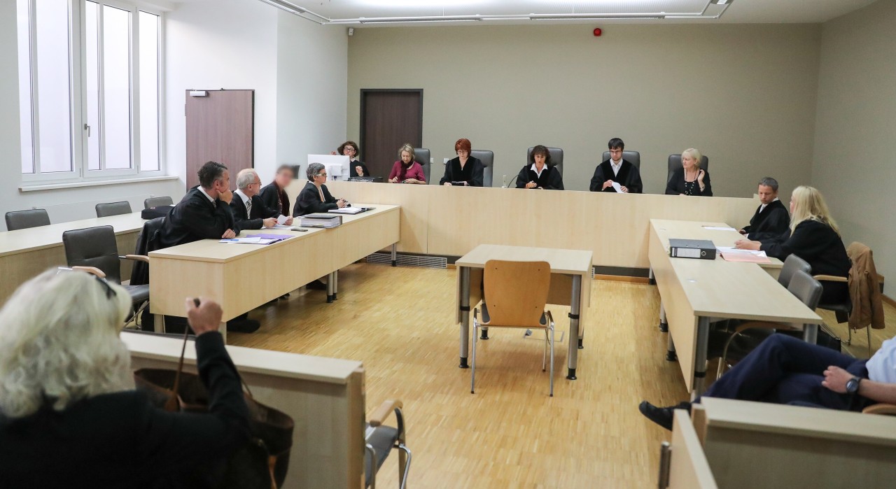 Richterin Andrea Höfs (M) eröffnete am 04.09.2017 am Landgericht in Gera (Thüringen) den Prozess gegen eine Ärztin (3.v.l) wegen Menschenraubs und Geiselnahme.