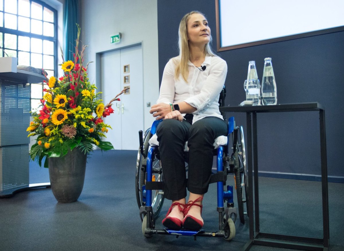 Kristina Vogel im Rollstuhl auf der Pressekonferenz