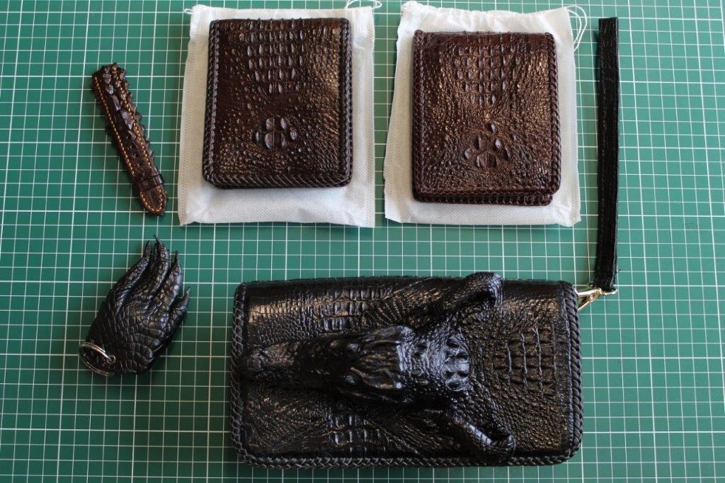 Vom Zoll beschlagnahmt: Handtasche, Geldbörsen und Schlüsselanhänger aus geschütztem Krokoleder.