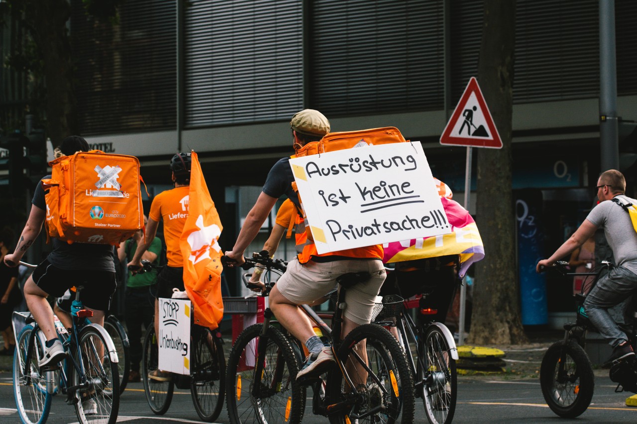 In Köln ist im August dieses Jahres bereits protestiert worden. Der Grund: Lieferfahrer beschwerten sich über die Ausrüstungspolitik bei Lieferando. 