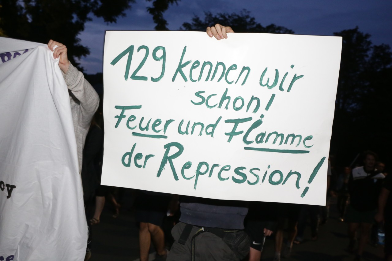 Die Teilnehmer der Demonstration protestierten auch gegen den Paragraphen 129, der die Bildung einer kriminellen Vereinigung unter Strafe stellt.