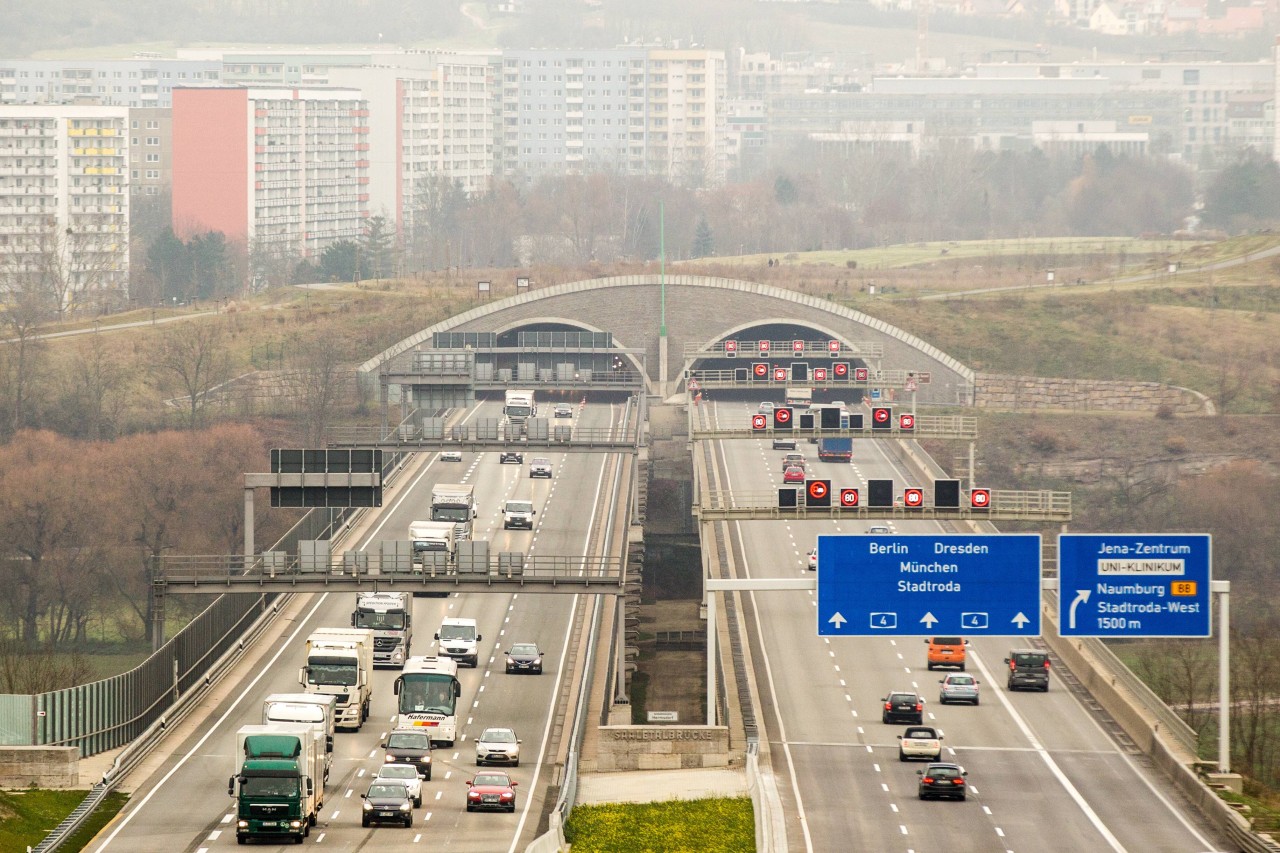 Im Lobdeburgtunnel bei Jena durchbrach der Raser unter anderem eine Tunnelschranke.