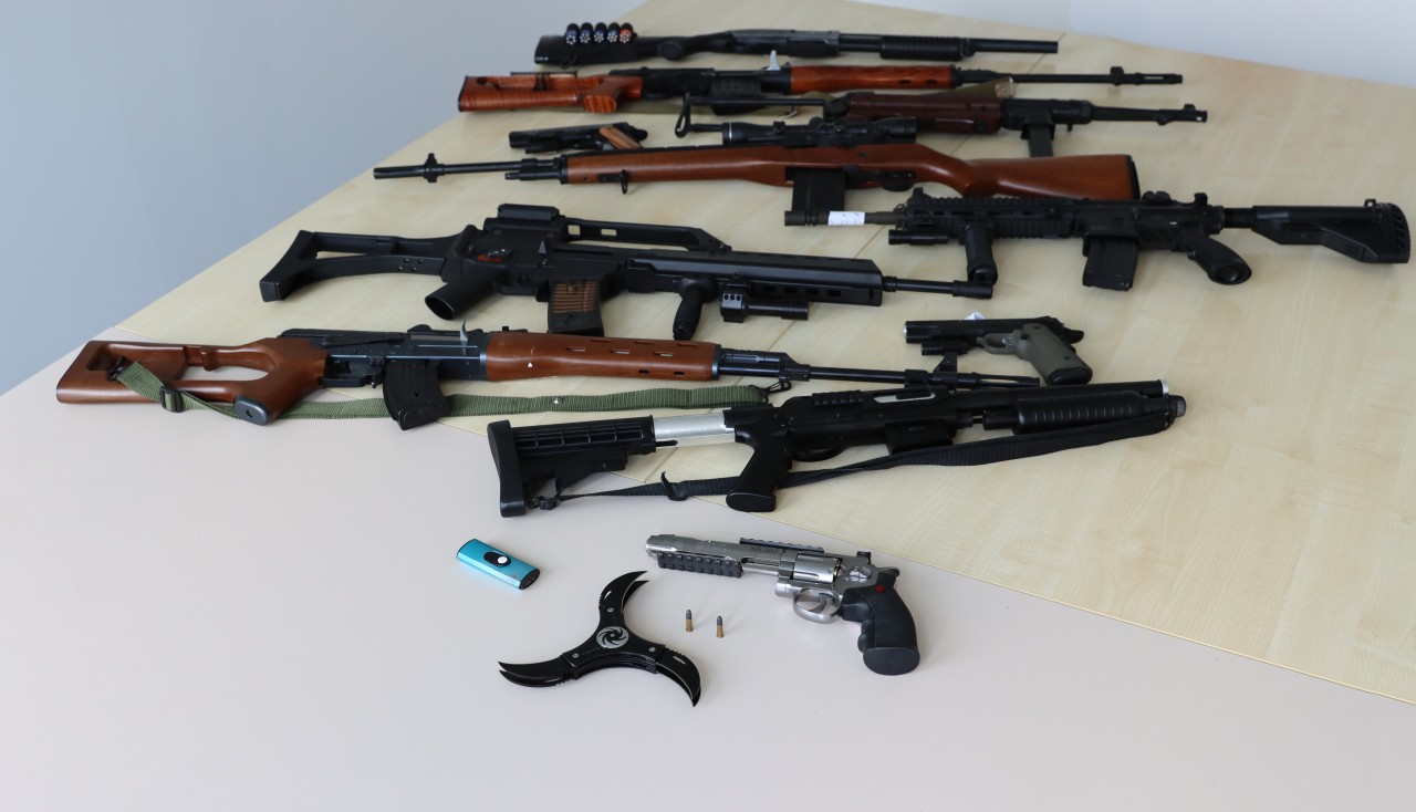 Nur ein kleiner Auszug der vielen Waffen, die in der Wohnung gefunden wurden. 