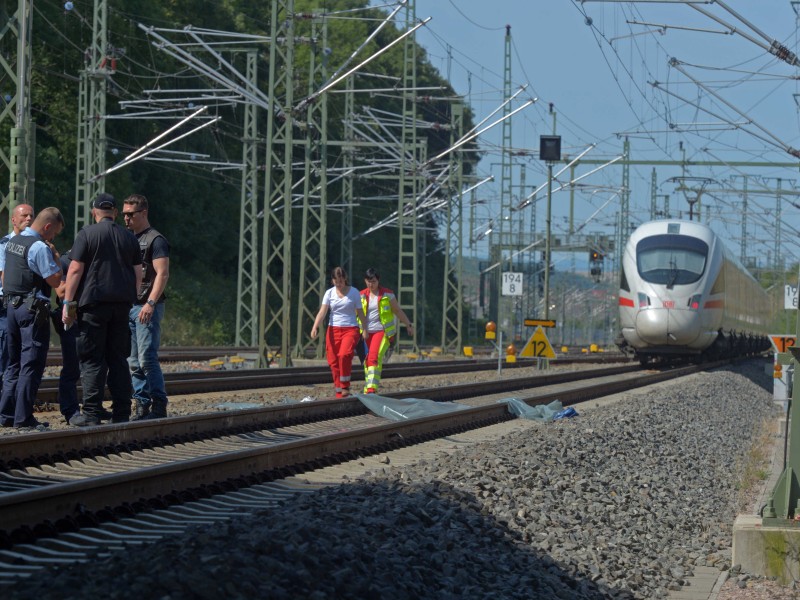 Ein ICE hat am Dienstag (01.08.2017) bei Erfurt eine Person erfasst, die sich im Gleis aufgehalten hat. (Fotos: Marcus Scheidel)