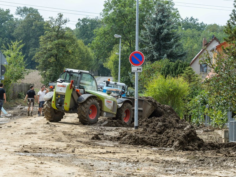 Eine Schlammlawine hat sich durch Tiefurt, einen Ortsteil von Weimar, gewälzt. Das Erdreich hatte sich am Freitagabend (17.08.2018) gelöst, als ein schweres Unwetter über die Region zog. Ein kurzer, aber heftiger Starkregen spülte das Material von einem Feld durch mehrere Grundstücke. Am Tag danach machten sich die Anwohner an die Aufräumarbeiten. Das Unwetter hatte auch an anderen Stellen in Weimar für Schäden gesorgt. So stürzte in der Innenstadt in einer Wohnung durch Wassereinbruch eine Zimmerdecke ein; von Bäumen brachen viele Äste ab, in einen davon fuhr ein Linienbus. Der Park an der Ilm sowie die Parks in Tiefurt und Belvedere wurden gesperrt.