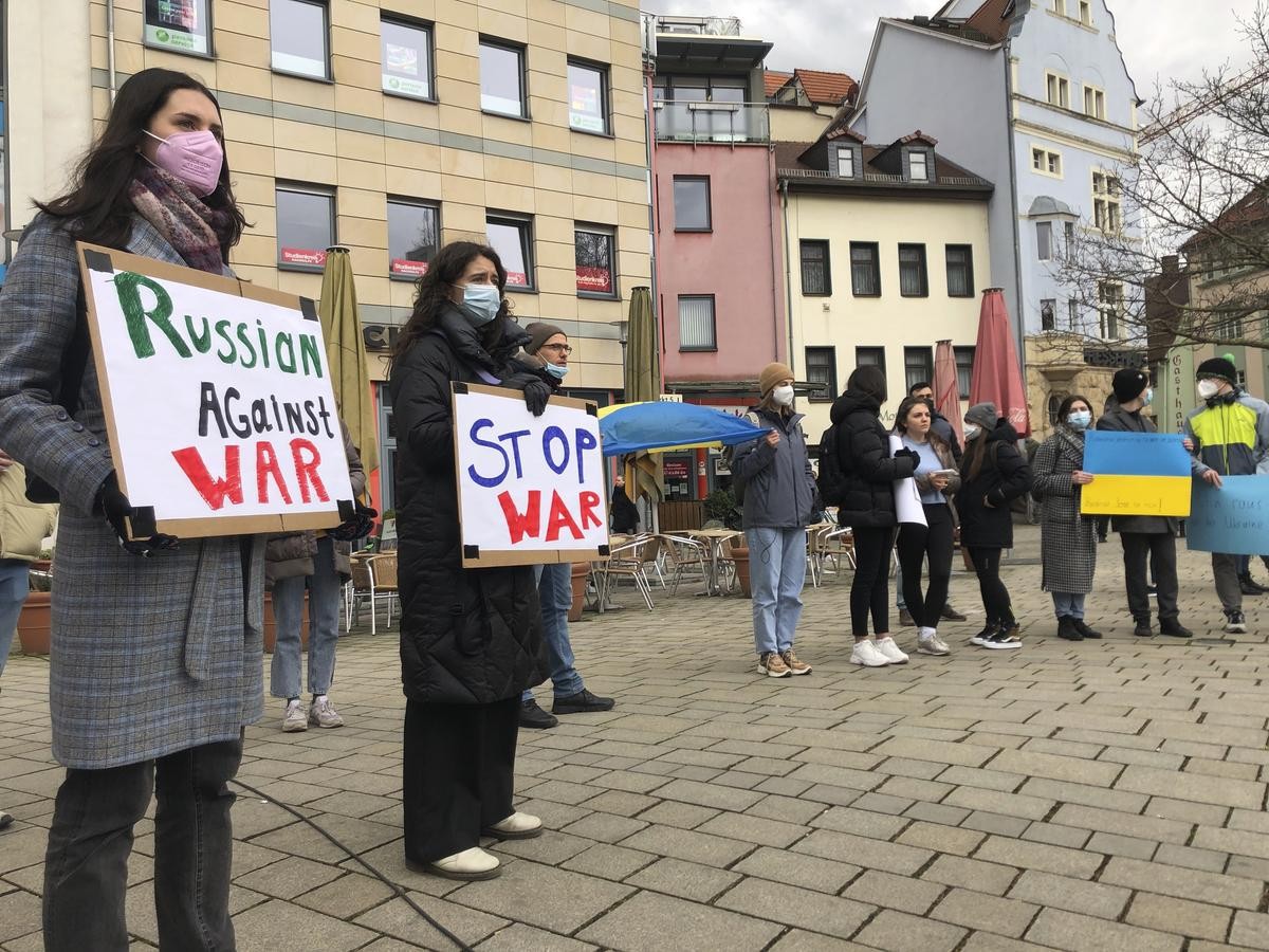 Alleine mit Schildern bewaffnet fanden sich in ganz Thüringen Hunderte Menschen zusammen, um gegen den russischen Angriff in der Ukraine zu demonstrieren. 