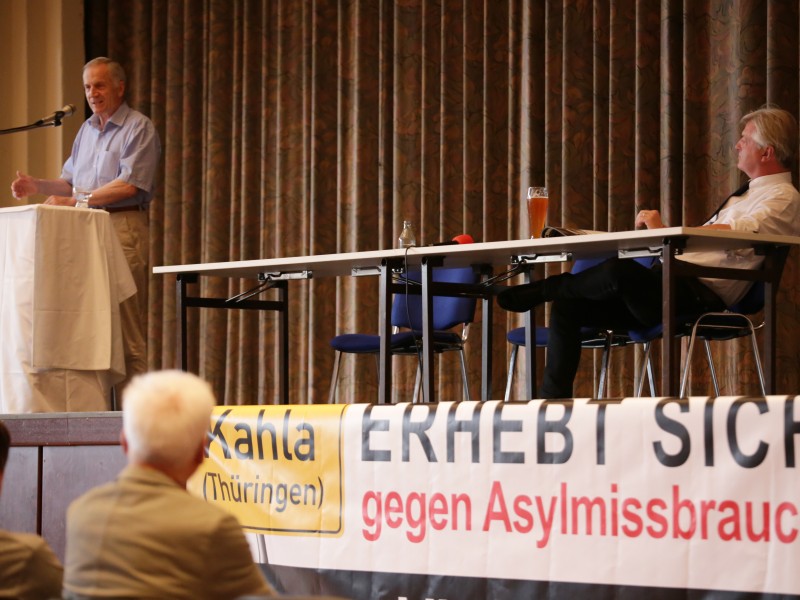 AfD-Politiker Martin Hohmann spricht zu den etwa 80 bis 100 Gästen im Rosengarten in Kahla. Jürgen Elsässer hört entspannt zu.