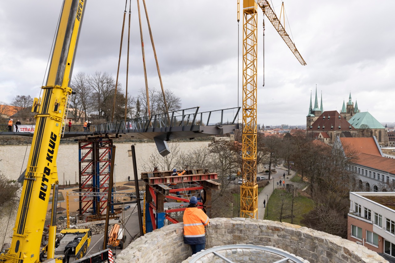 Ein Mega-Kran lässt viele Menschen aus Erfurt am Dienstagnachmittag staunen. Grund sind Bauarbeiten am Lauentor. 