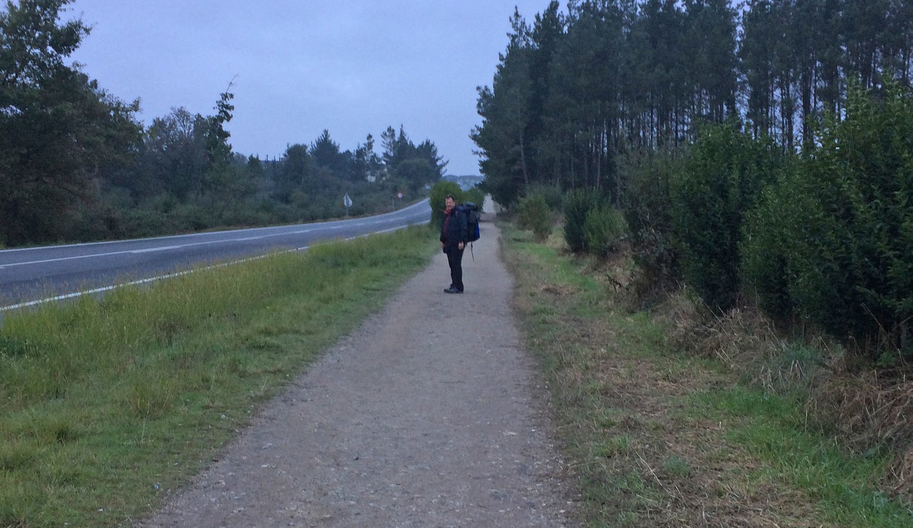 Wandert manchmal so schnell, dass ihn seine Frau nur aus der Ferne fotografieren kann: Michael Tallai. Er hat beschlossen, auf dem Jakobsweg weniger zu jammern und dafür die Kilometer "niederzuwandern".